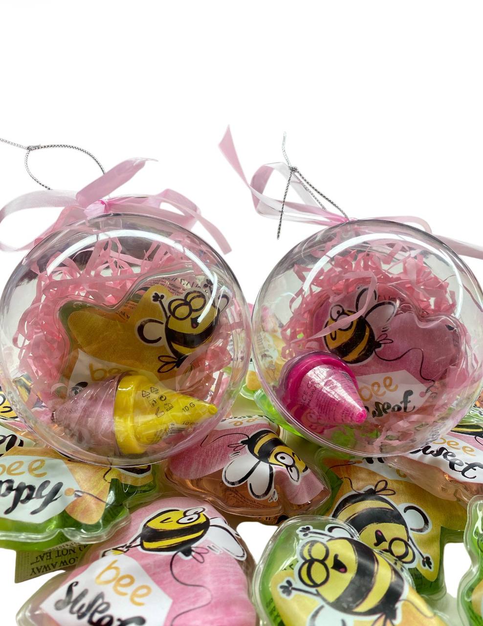 Gift Set Sfere natalizie Ideali come addobbi Natalizi e idee regalo...le fere comprendono vari prodotti tra: shower gel, balsami labbra, lip gloss, palette revolution, maschere viso, crema mani