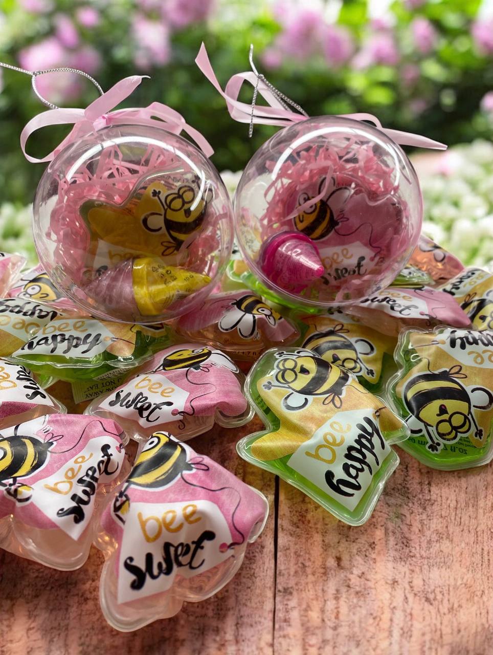 Gift Set Sfere natalizie Ideali come addobbi Natalizi e idee regalo...le fere comprendono vari prodotti tra: shower gel, balsami labbra, lip gloss, palette revolution, maschere viso, crema mani