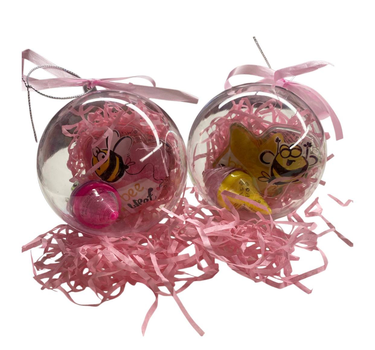 Gift Set Sfere natalizie Ideali come addobbi Natalizi e idee regalo...le fere comprendono vari prodotti tra: shower gel, balsami labbra, lip gloss, palette revolution, maschere viso, crema mani