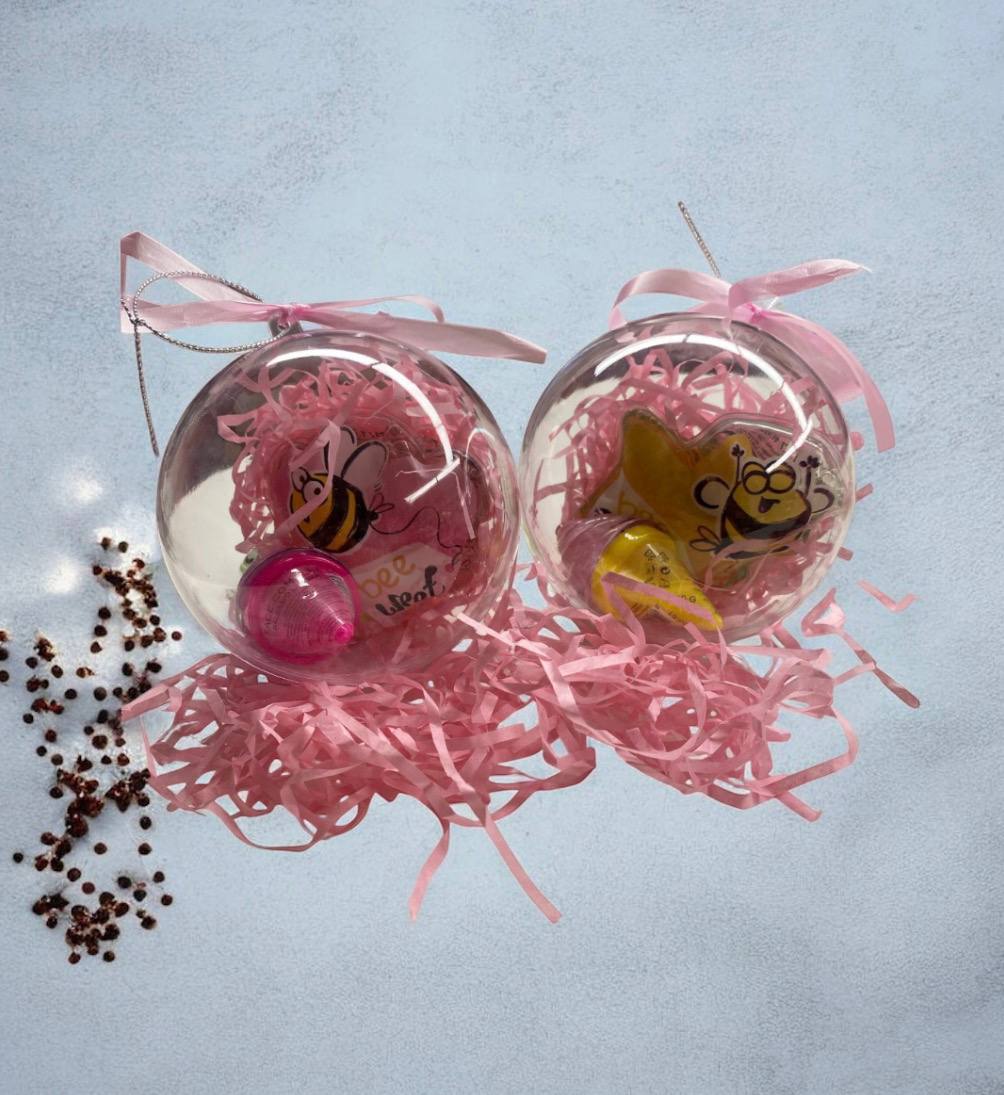 Gift Set Sfere natalizie Ideali come addobbi Natalizi e idee regalo...le fere comprendono vari prodotti tra: shower gel, balsami labbra, lip gloss, palette revolution, maschere viso, crema mani