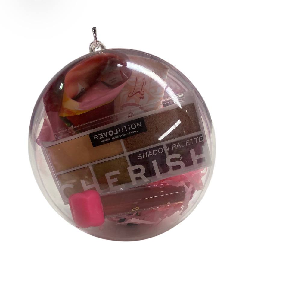 Gift Set Sfere natalizie Ideali come addobbi Natalizi e idee regalo...le fere comprendono vari prodotti tra: shower gel, balsami labbra, lip gloss, palette revolution, maschere viso, crema mani