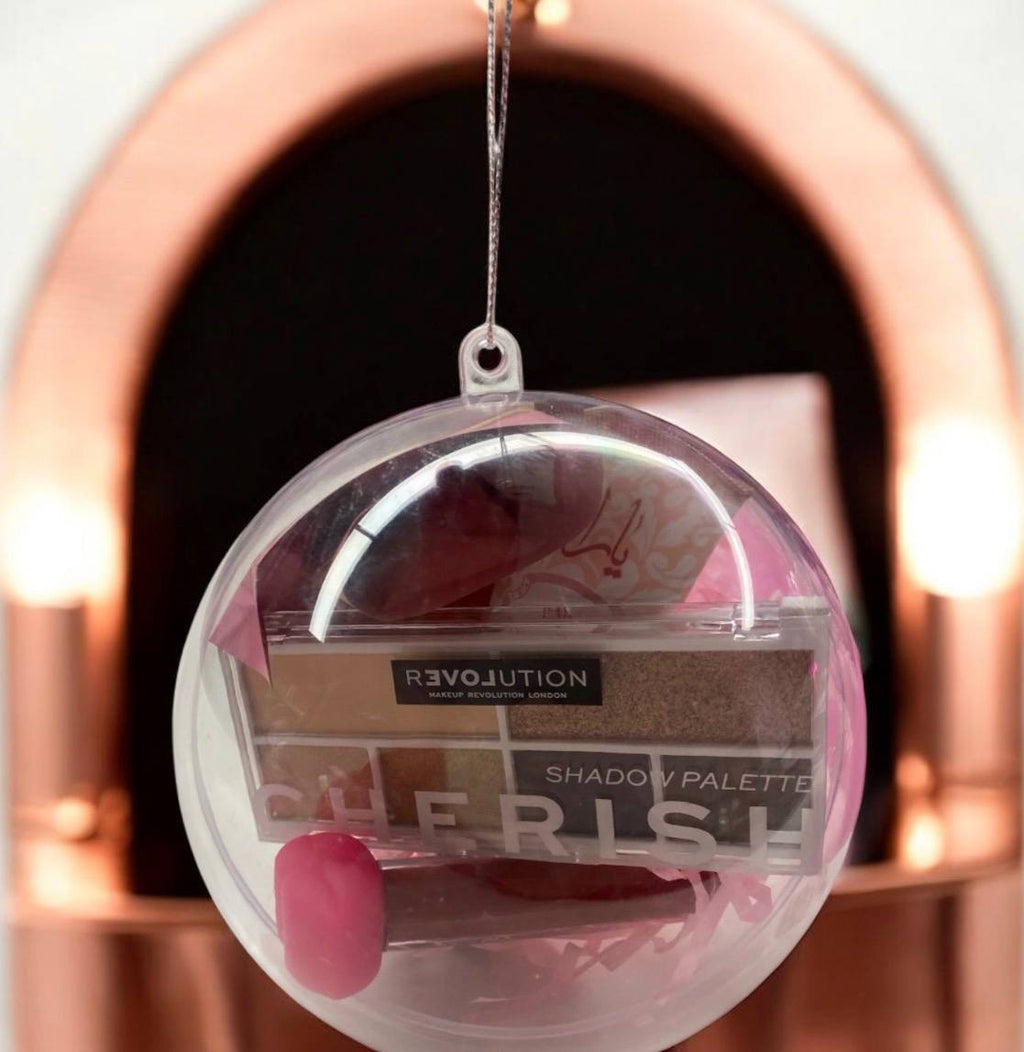 Gift Set Sfere natalizie Ideali come addobbi Natalizi e idee regalo...le fere comprendono vari prodotti tra: shower gel, balsami labbra, lip gloss, palette revolution, maschere viso, crema mani