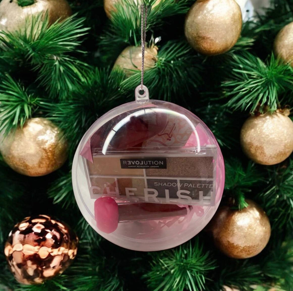 Gift Set Sfere natalizie Ideali come addobbi Natalizi e idee regalo...le fere comprendono vari prodotti tra: shower gel, balsami labbra, lip gloss, palette revolution, maschere viso, crema mani