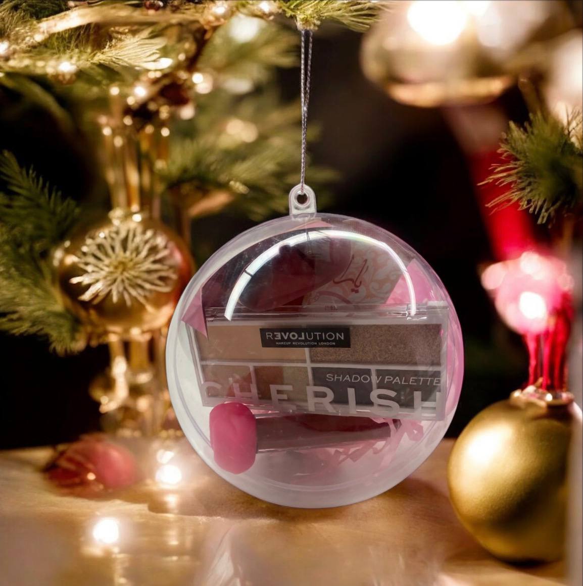 Gift Set Sfere natalizie Ideali come addobbi Natalizi e idee regalo...le fere comprendono vari prodotti tra: shower gel, balsami labbra, lip gloss, palette revolution, maschere viso, crema mani