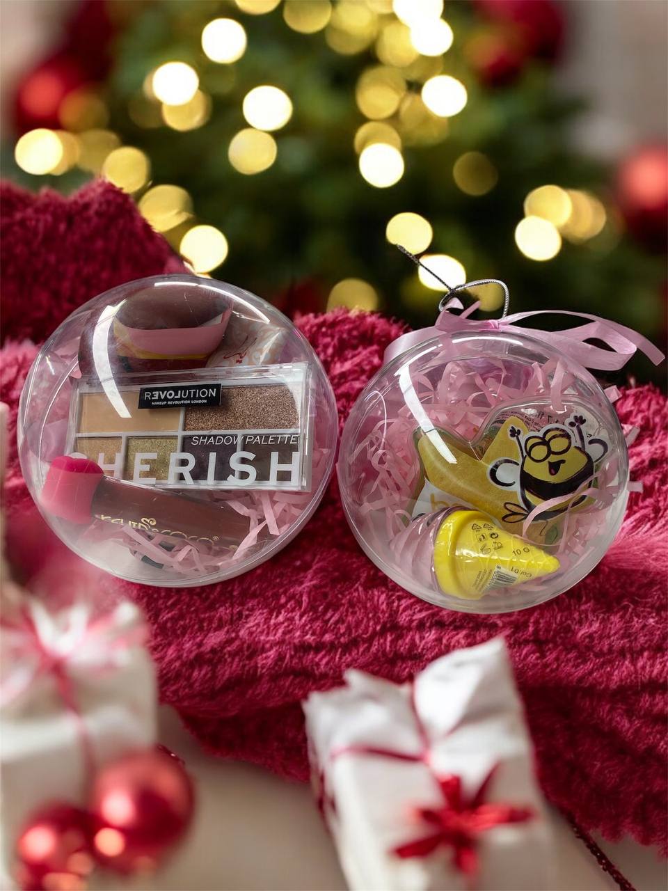 Gift Set Sfere natalizie Ideali come addobbi Natalizi e idee regalo...le fere comprendono vari prodotti tra: shower gel, balsami labbra, lip gloss, palette revolution, maschere viso, crema mani