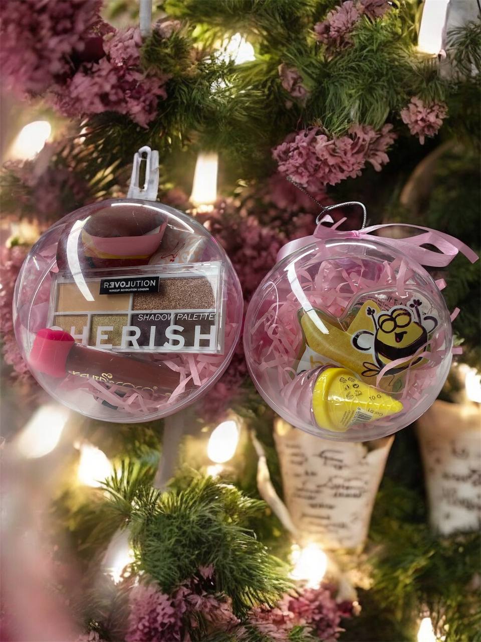 Gift Set Sfere natalizie Ideali come addobbi Natalizi e idee regalo...le fere comprendono vari prodotti tra: shower gel, balsami labbra, lip gloss, palette revolution, maschere viso, crema mani