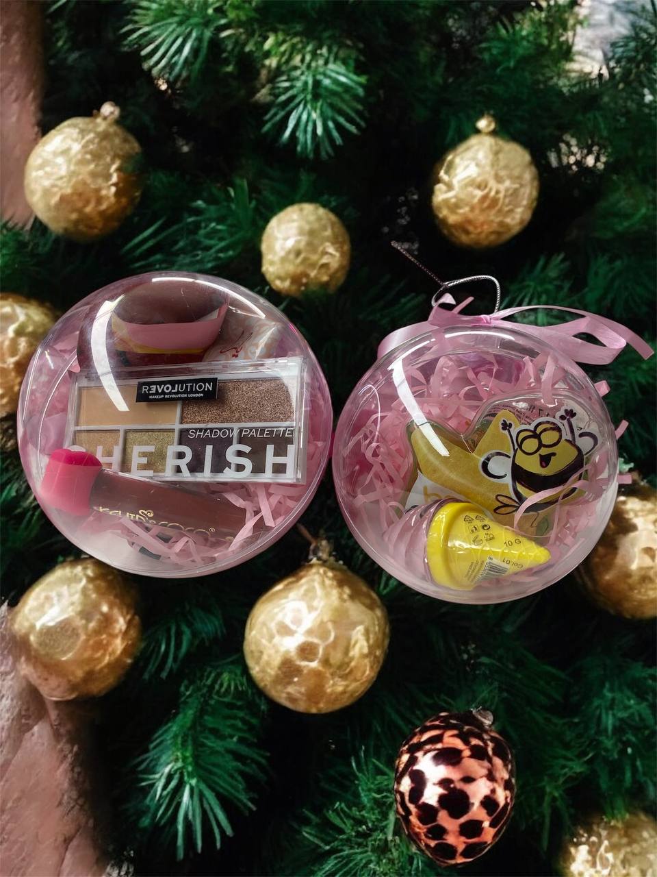 Gift Set Sfere natalizie Ideali come addobbi Natalizi e idee regalo...le fere comprendono vari prodotti tra: shower gel, balsami labbra, lip gloss, palette revolution, maschere viso, crema mani