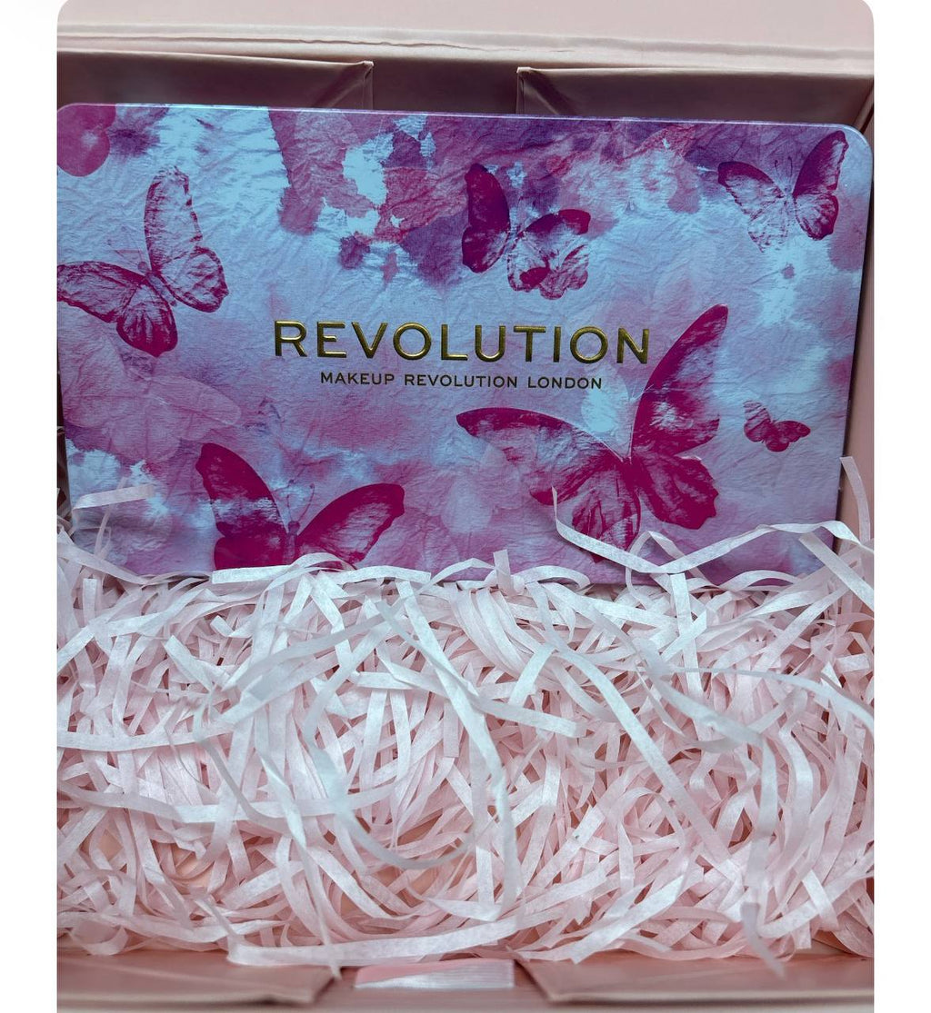 Revolution Gift Box la scatola comprende 6 pezzi di make-up Revolution con nastro rosa elegante e design sofisticato