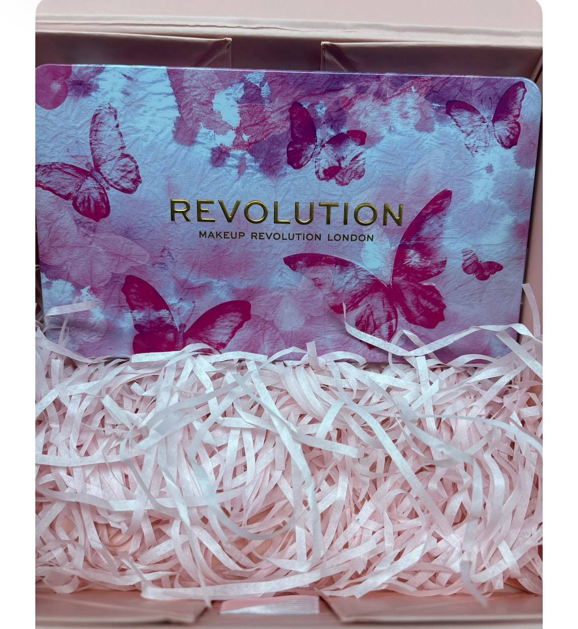 Revolution Gift Box la scatola comprende 6 pezzi di make-up Revolution con nastro rosa elegante e design sofisticato