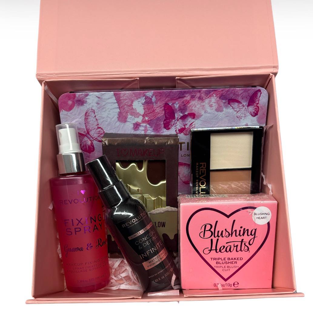 Revolution Gift Box la scatola comprende 6 pezzi di make-up Revolution con nastro rosa elegante e design sofisticato