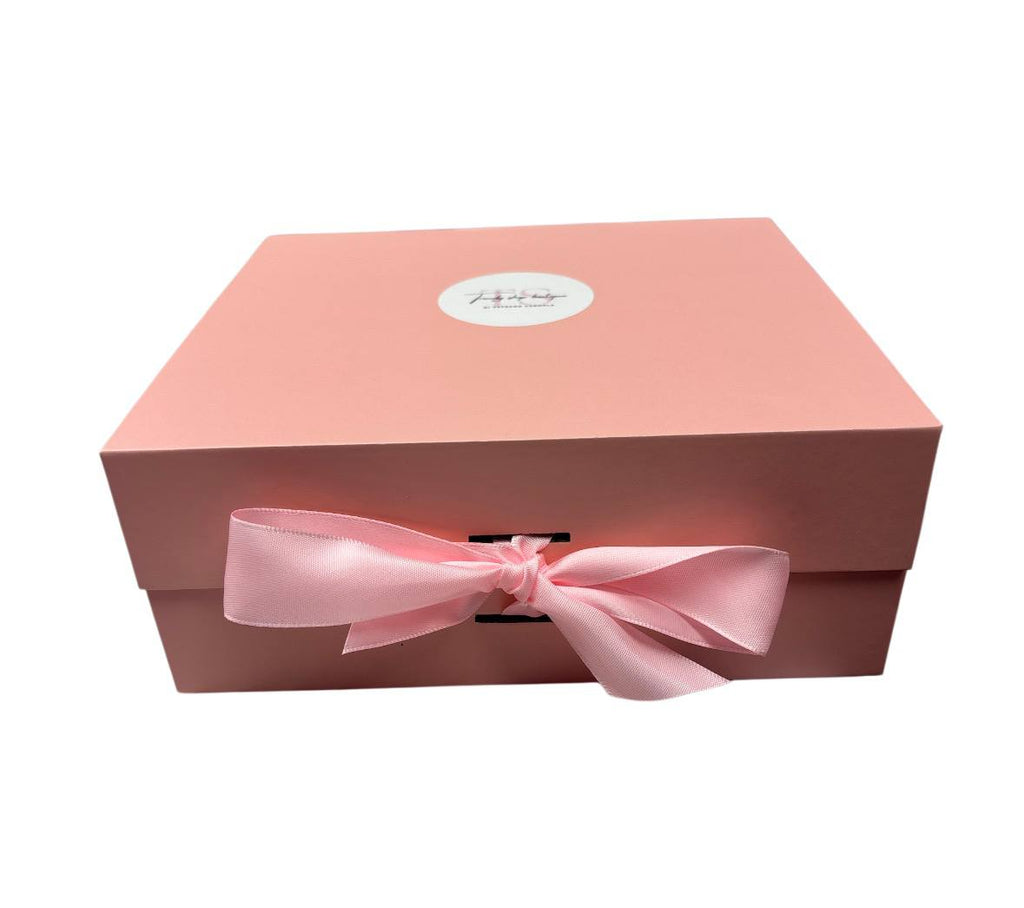 Revolution Gift Box la scatola comprende 6 pezzi di make-up Revolution con nastro rosa elegante e design sofisticato
