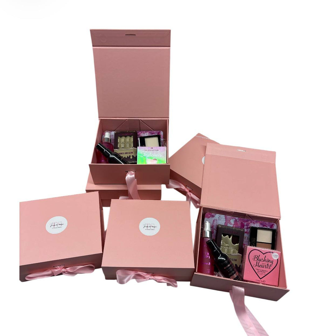 Revolution Gift Box la scatola comprende 6 pezzi di make-up Revolution con nastro rosa elegante e design sofisticato