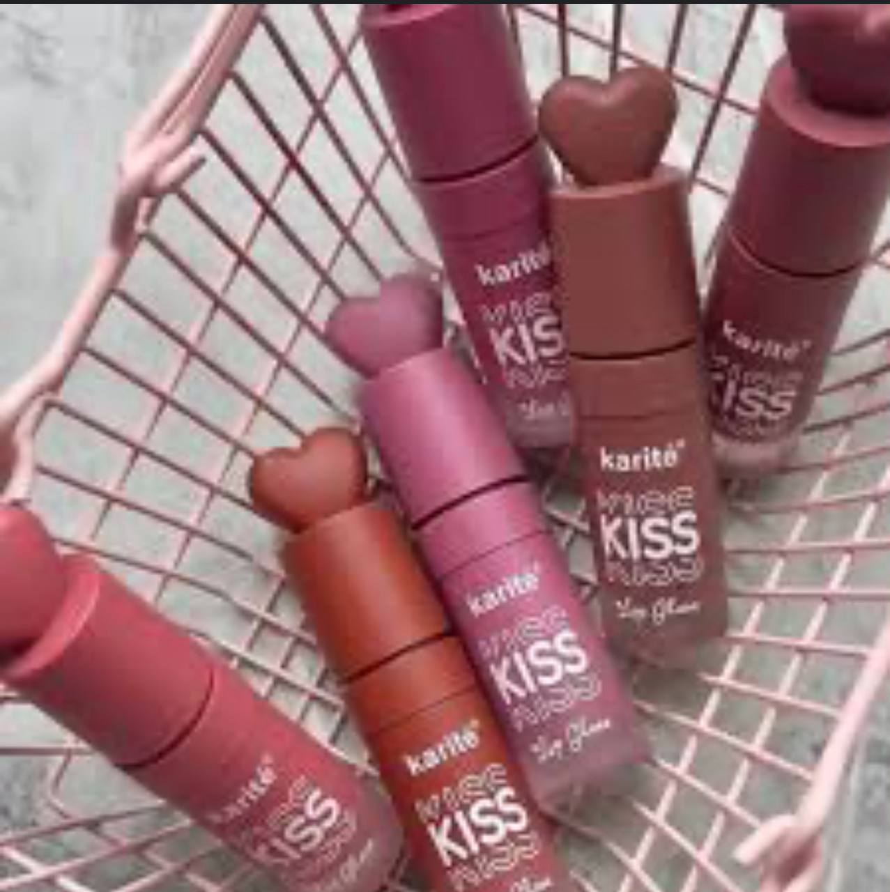 lip gloss kiss beauty
