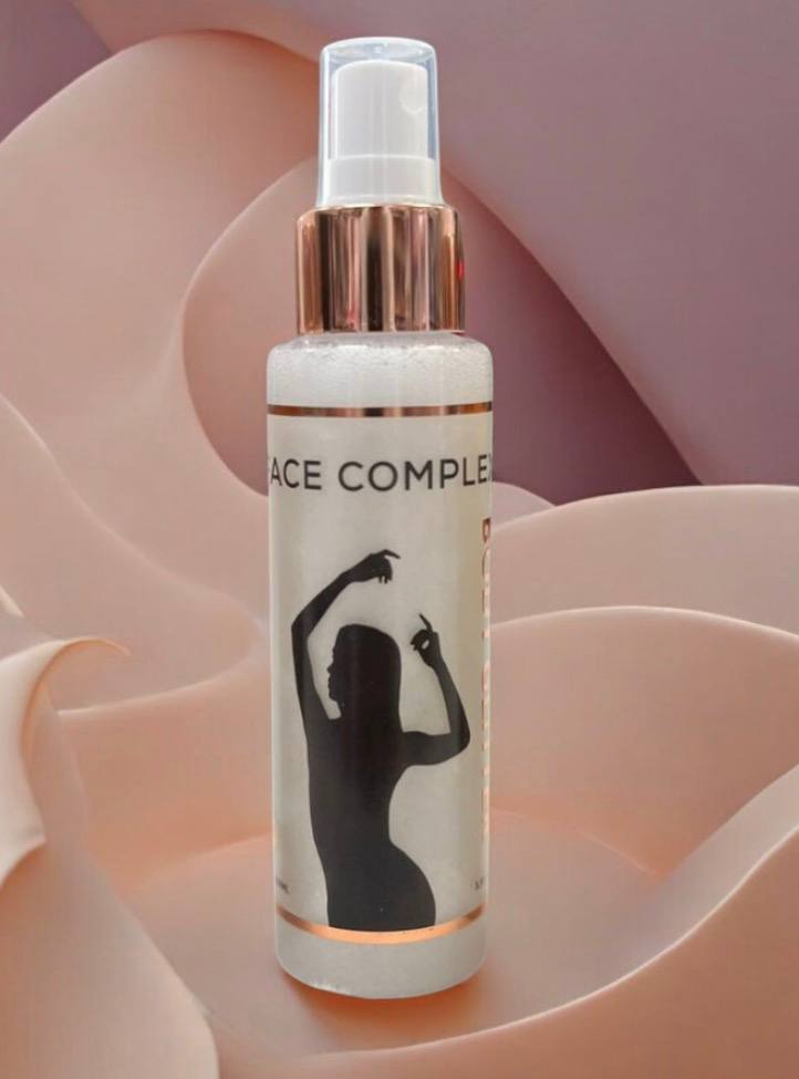 FACE COMPLEX - BODY GLITTER - uno spray glitterato per corpo - viso - capelli  è uno spray scintillante progettato per illuminare la pelle e i capelli contiene micro particelle scintillanti per un effetto brillante - FRAGRANZA AL COCCO