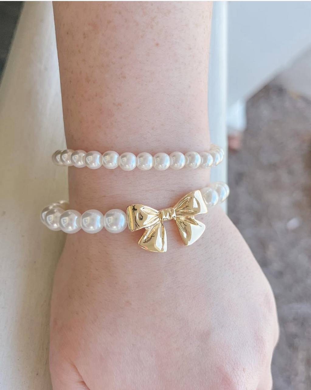 DOPPIO BRACCIALE CON PERLE CON ELASTICO CON CHARM FIOCCO