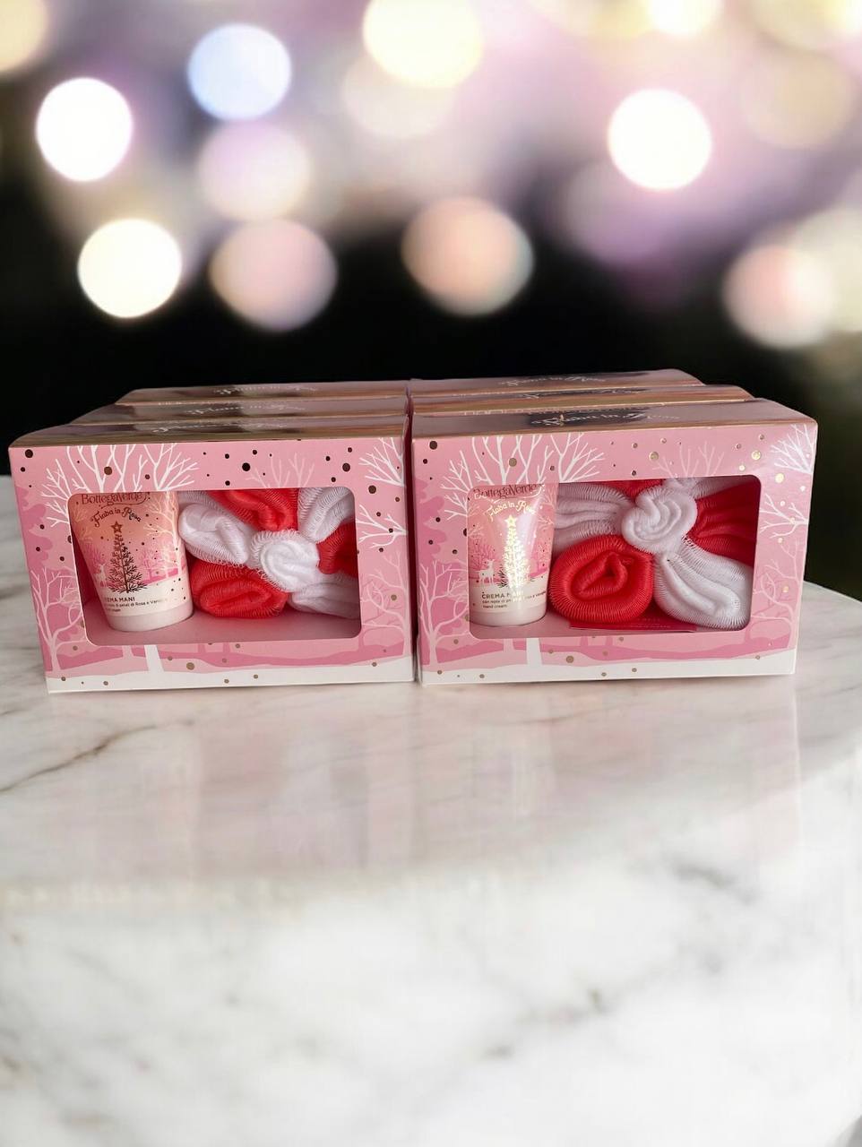 Bottega verde confezione regalo crema mani con profumazione ai petali di rosa e vaniglia + spugna in rete delicata sulla pelle, deterge e produce una ricca e morbida schiuma