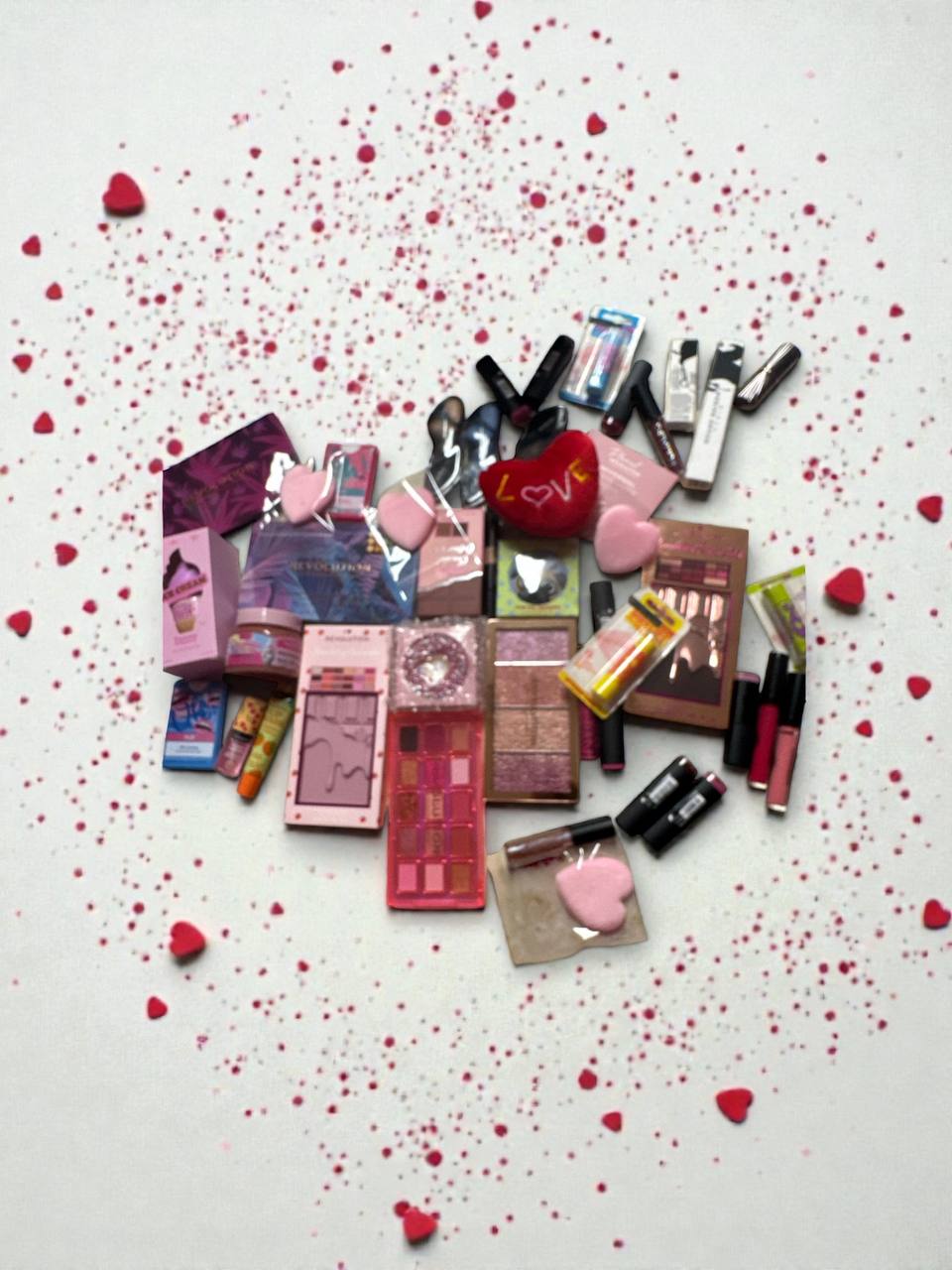 Box Make-up love sweet 15 pezzi tra profumi, palette, rossetti, illuminanti, lip gloss, blush, fondotinta,ciprie,in una shop love a tema San Valentino compresa di peluche a forma di cuore
