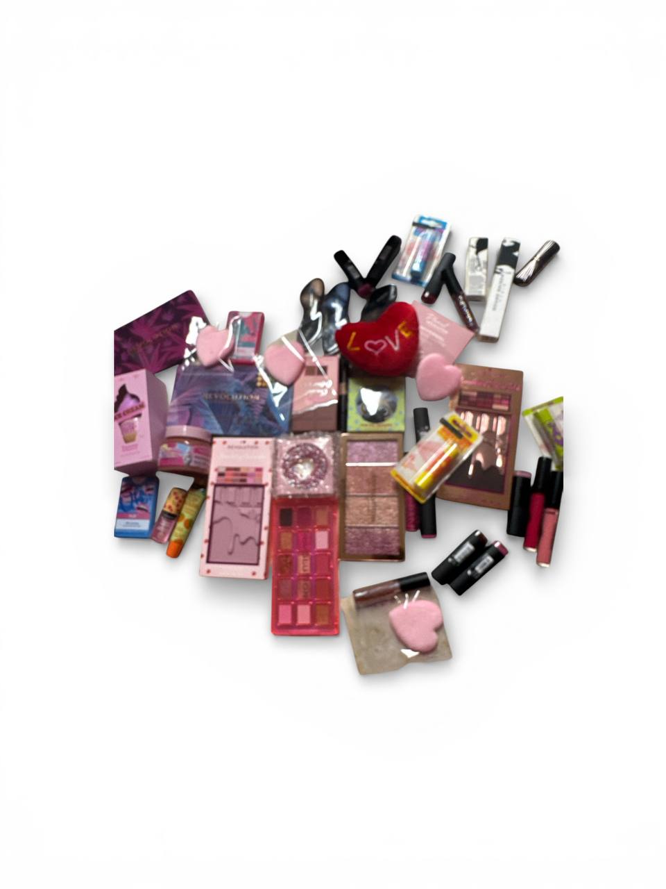 Box Make-up love sweet 15 pezzi tra profumi, palette, rossetti, illuminanti, lip gloss, blush, fondotinta,ciprie,in una shop love a tema San Valentino compresa di peluche a forma di cuore