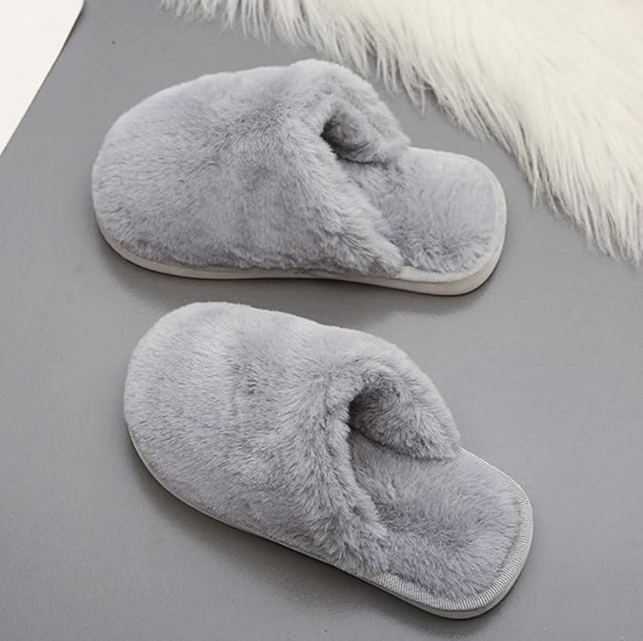 Pontafole peluche Bottega verde, Numero 36/38 avvolgi i tuoi piedi in queste pantofole di peluche di colore grigio perla con suola dotata di gommini antiscivolo