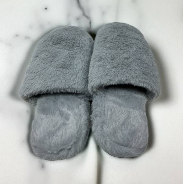 Pontafole peluche Bottega verde, Numero 36/38 avvolgi i tuoi piedi in queste pantofole di peluche di colore grigio perla con suola dotata di gommini antiscivolo