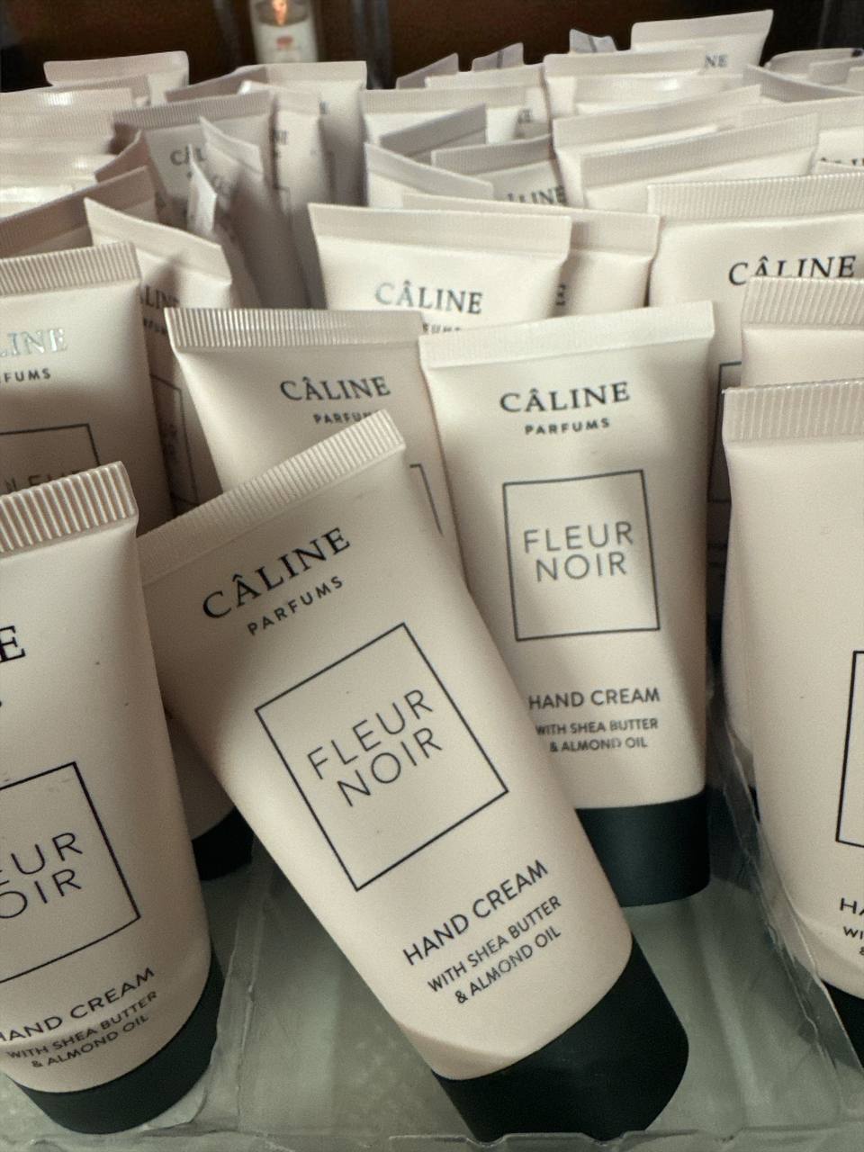 Cáline Parfums Crema Mani 50ml Fleur Noir con Burro di Karité e Olio di Mandorla per una Pelle Idratata e Nutrita