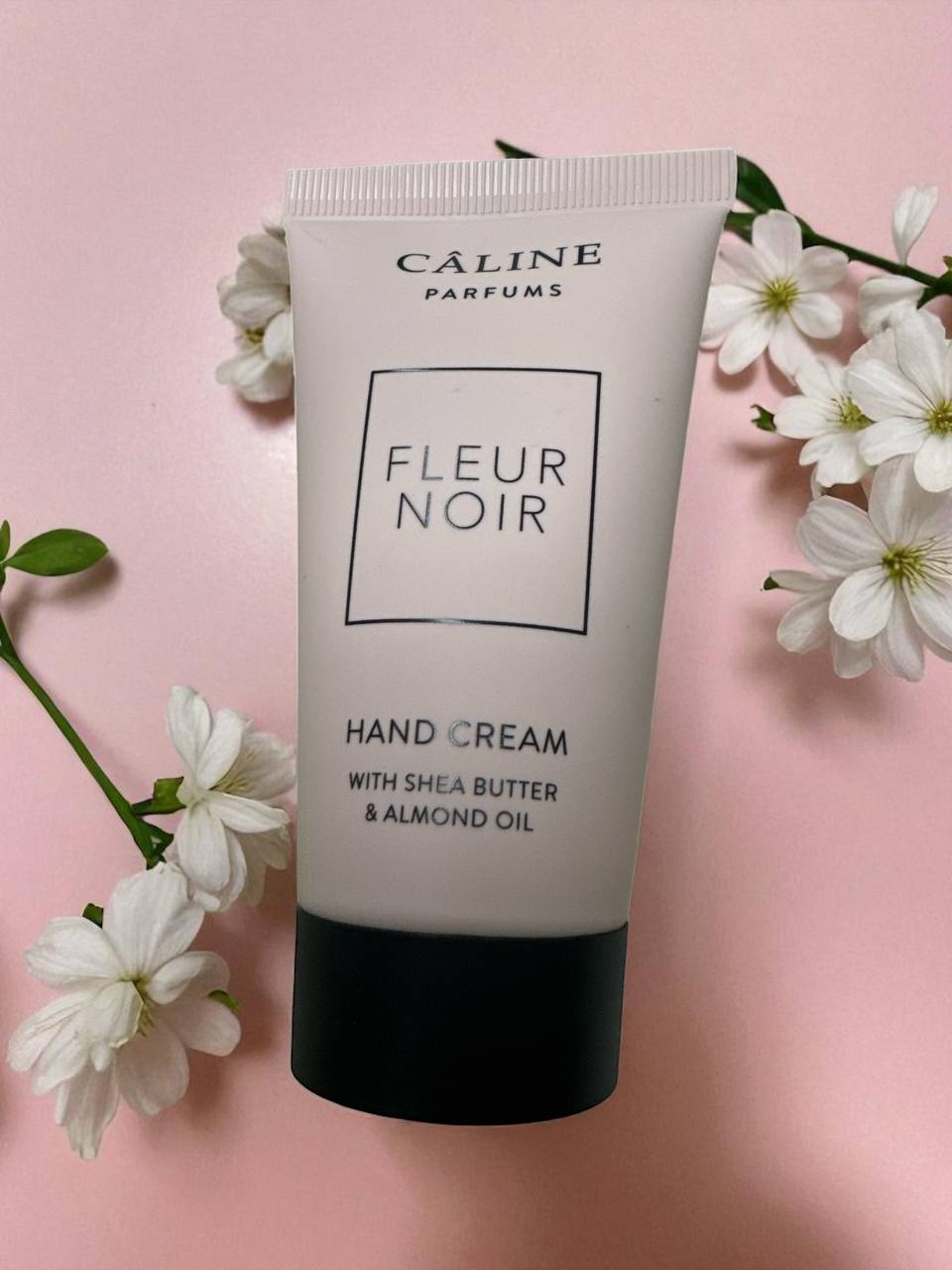Cáline Parfums Crema Mani 50ml Fleur Noir con Burro di Karité e Olio di Mandorla per una Pelle Idratata e Nutrita