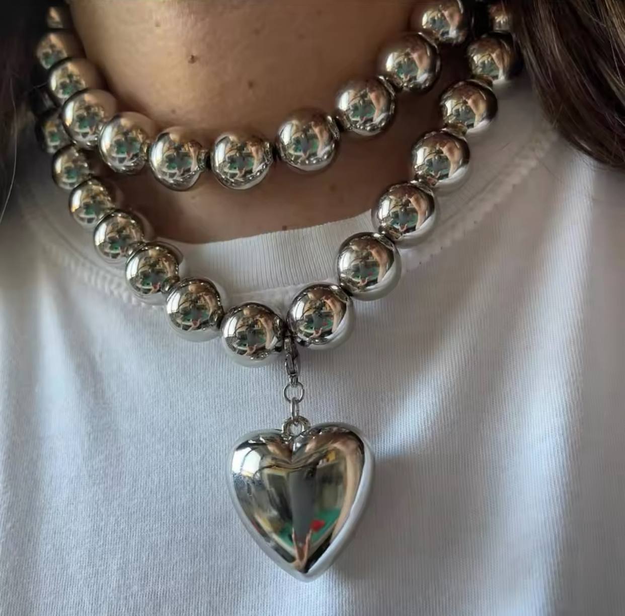 Doppia collana con perle in acciaio color argento con ciondolo a cuore con moschettone