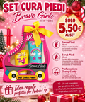 Set cura piedi Brave Girls Cherry Candy con crema da 50 ml e scrub da 80 ml in confezione rosa a forma di pattino con fiocco giallo