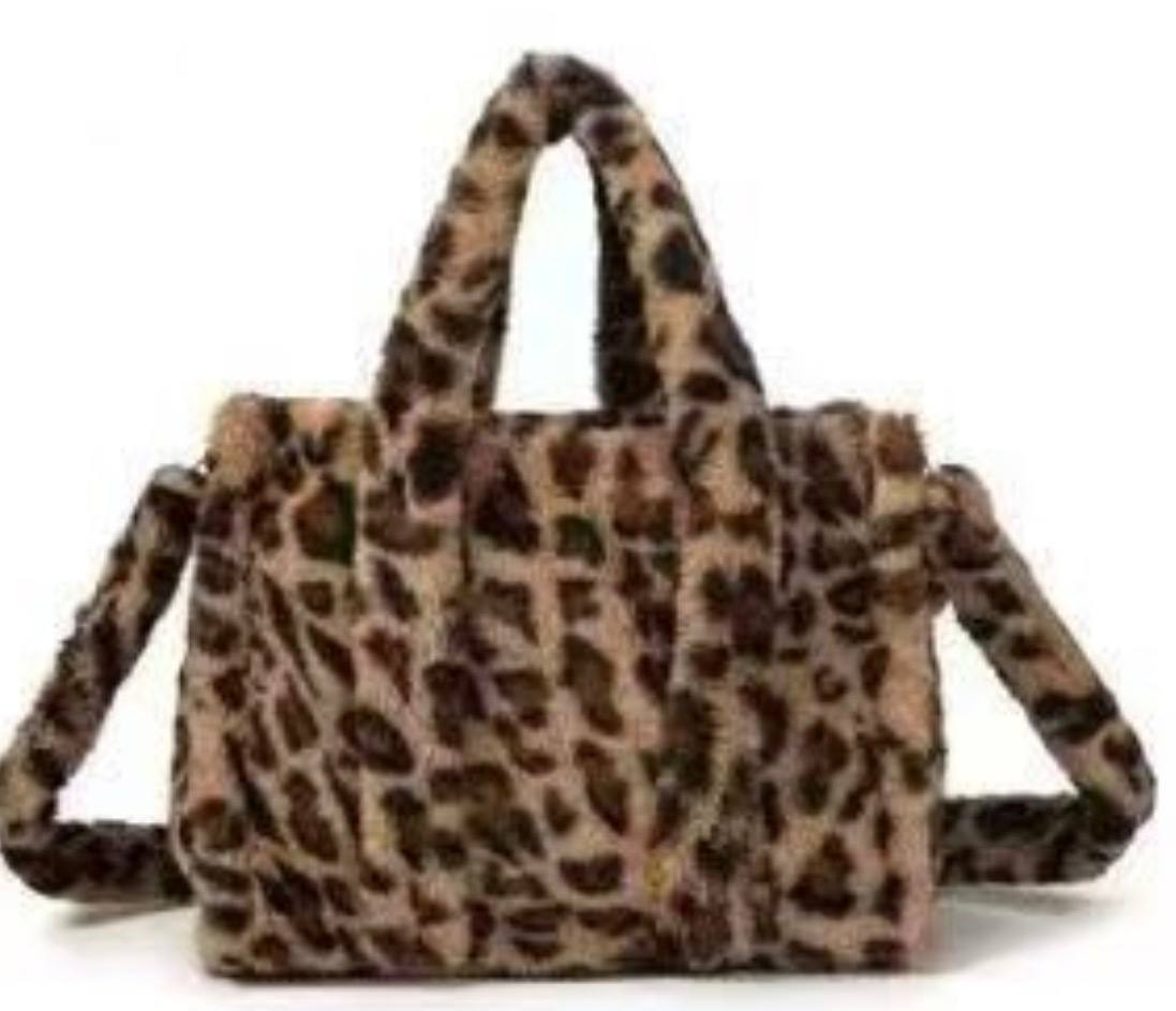 borsa peluche con stampa leopardata. morbida e molto capiente . stile e qualità