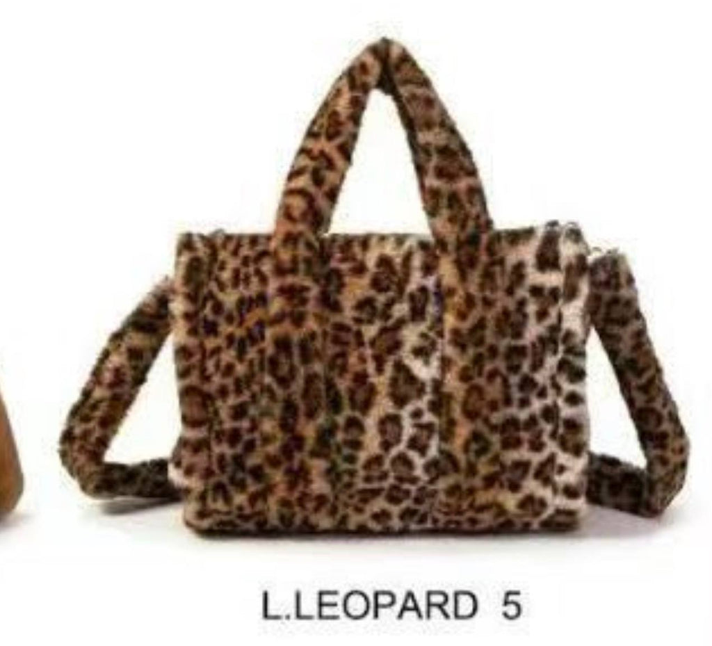 borsa peluche con stampa leopardata. morbida e molto capiente . stile e qualità