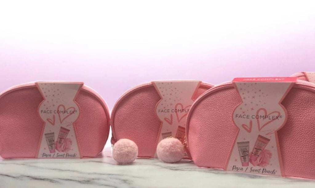 Gift Box - Sweet Peach pochette trendy  comprende bagnoschiuma 100ml , crema corpo 100ml , spugna da bagno