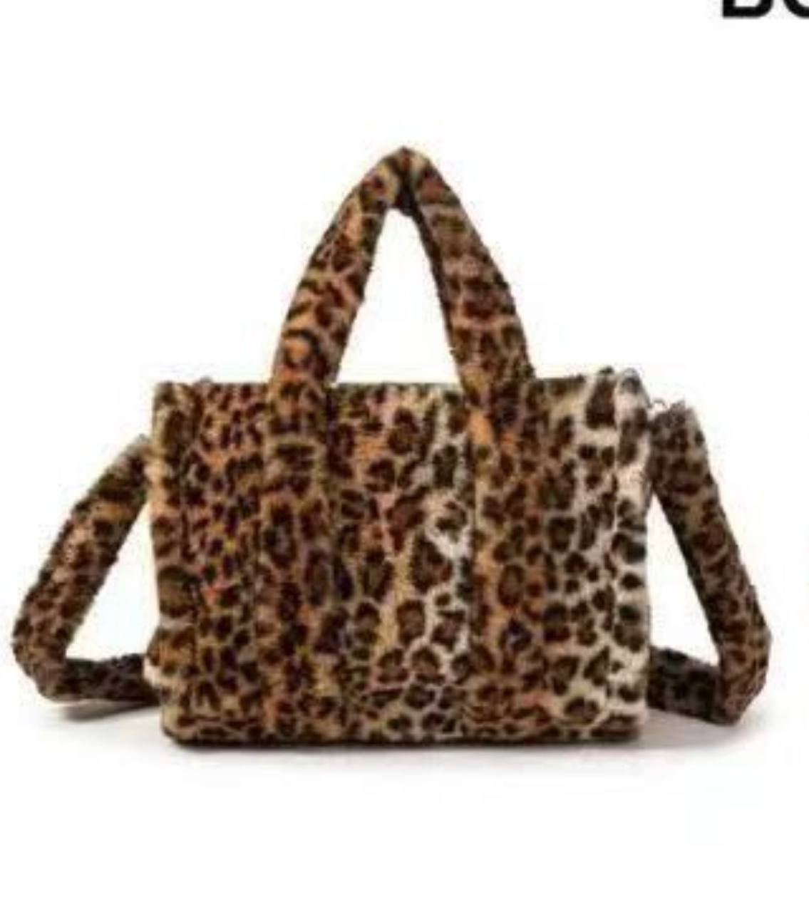 borsa peluche con stampa leopardata. morbida e molto capiente . stile e qualità