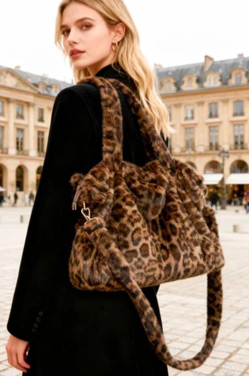 borsa peluche con stampa leopardata. morbida e molto capiente . stile e qualità